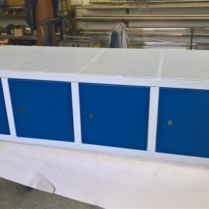 Kovový nástavec šatní skříňky v modrosvětlém provedení