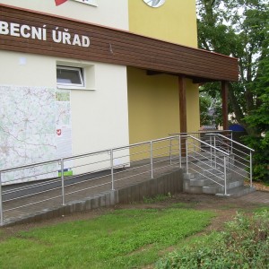 Kovové zábradlí u schodiště a bezbariérového přístupu na obecní úřad