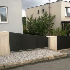 Systém pevného kovového plotu kolem rodinného domu, realizace firmy Konsorcium - KOVO