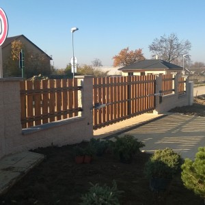Systém plotů a vjezdové brány s dřevěnými plotovkami od firmy Konsorcium - KOVO