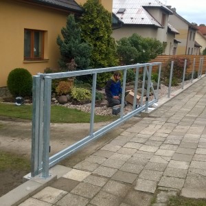 Vznikající konstrukce kovového plotu u rodinného domu
