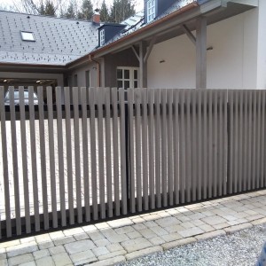 Posuvná vjezdová brána s výraznými příčnými plotovkami