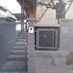 Systém kovového plotu kolem domu - branka a ochrana