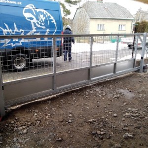 Posuvná vjezdová brána od firmy Konsorcium KOVO